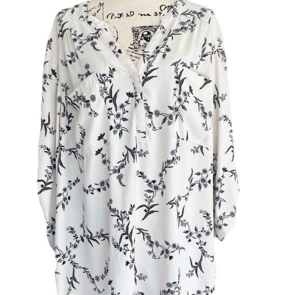 torrid Tops - Torrid Harper Blouse Floral Black ivory size‎ 5xl Smocked V neck Aesthetic core